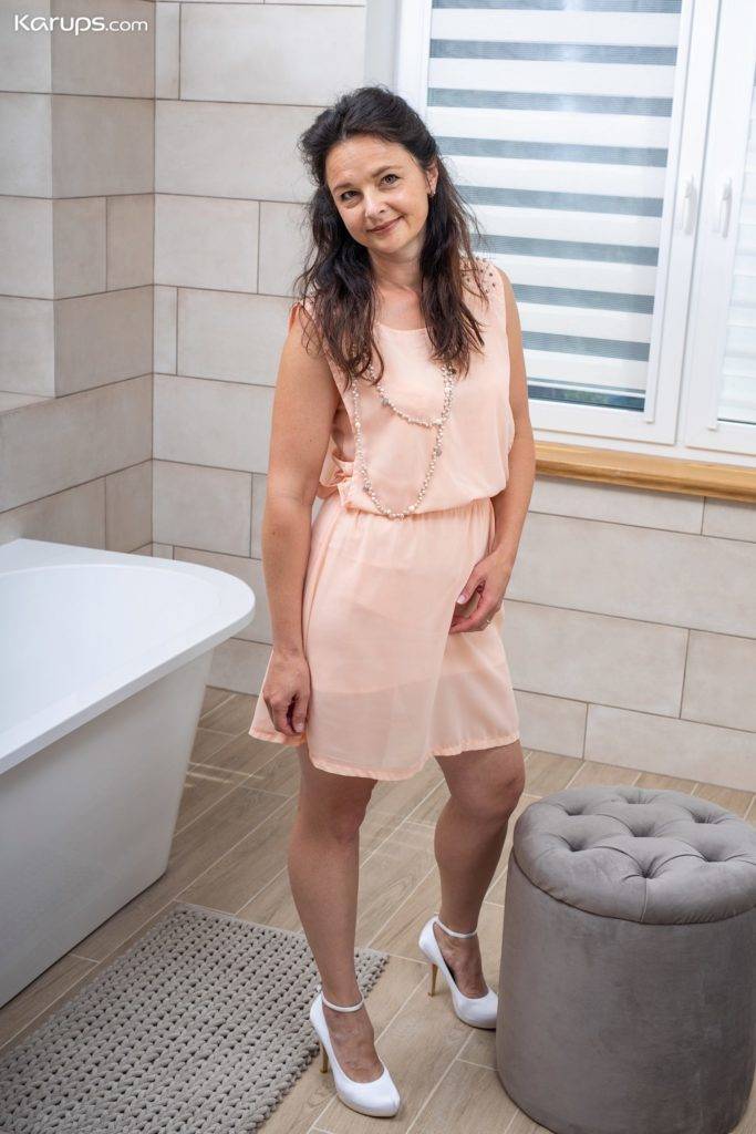 Sexy Brunette Milf Anette Harper Masturbates In The Bathroom At Karupsow